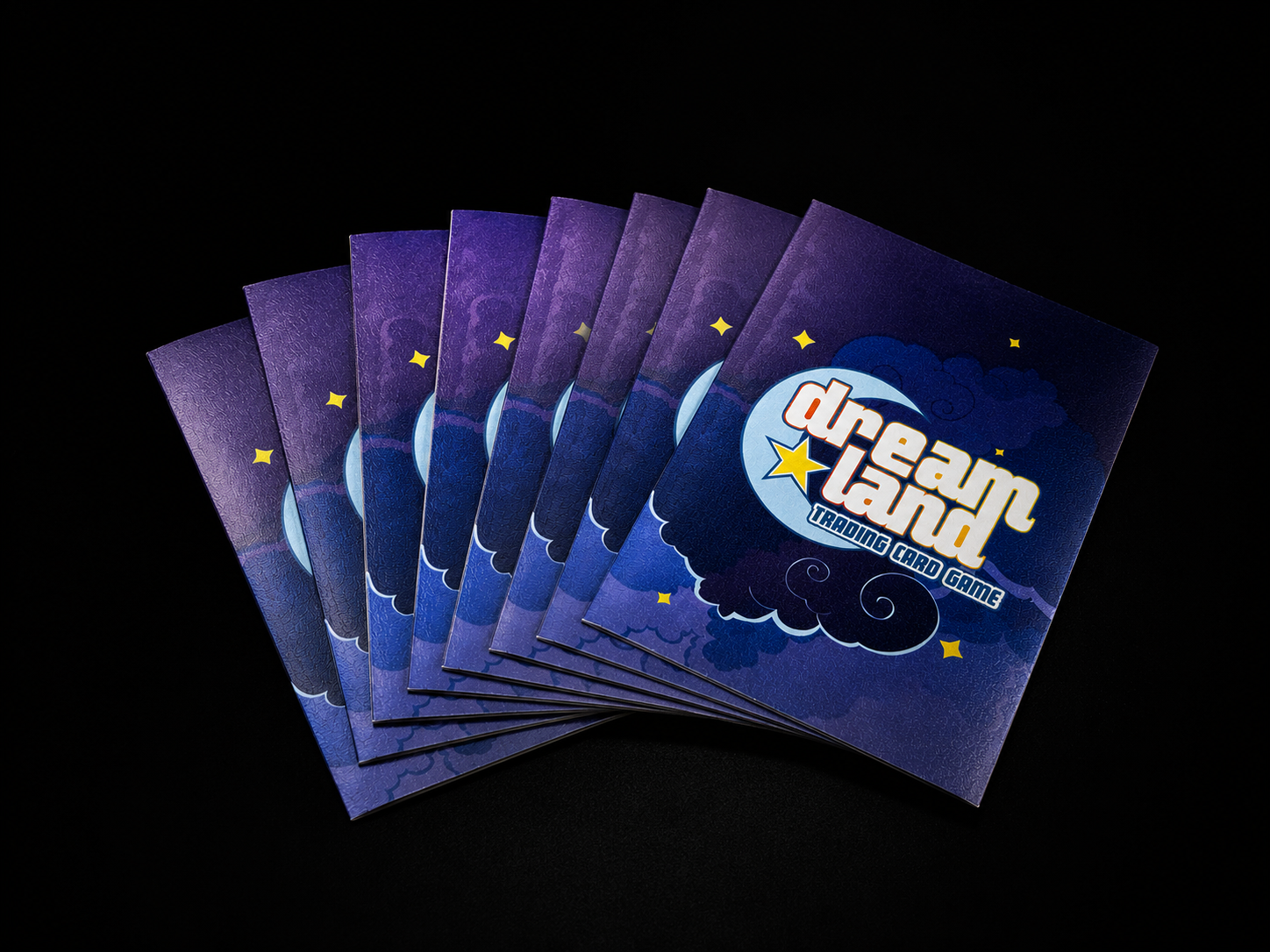 Protège-cartes Cloud — éventail de sleeves au logo Dreamland sur ciel étoilé